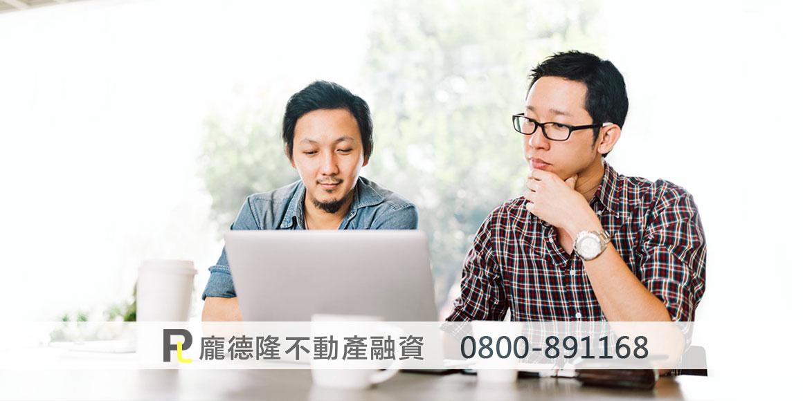 2 men discussing